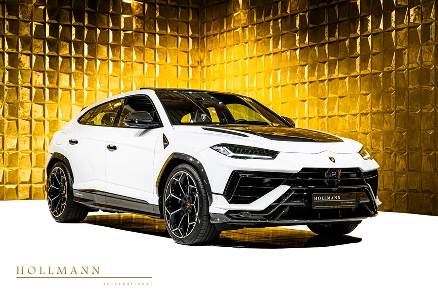 Lamborghini Urus Performante, front three-quarter view.