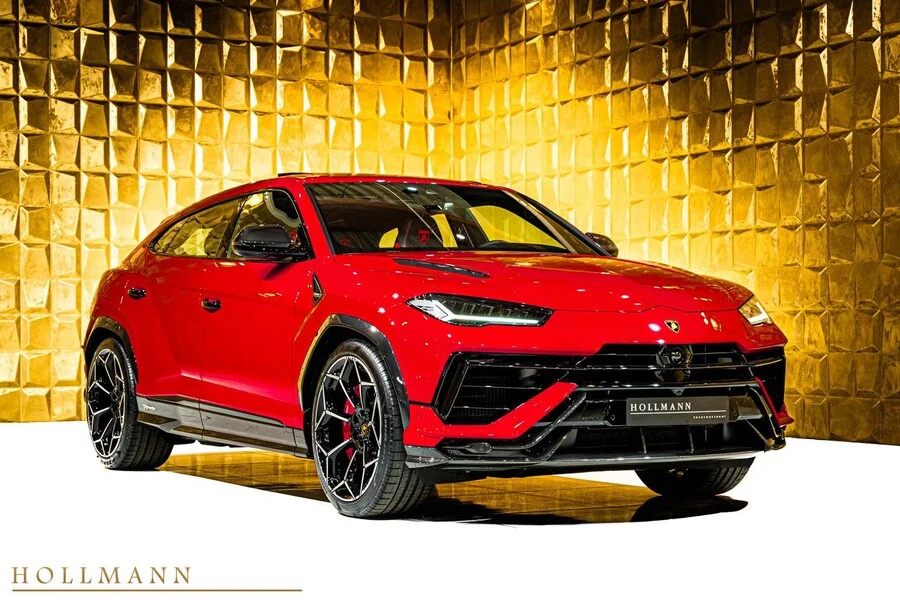 Lamborghini Urus Performante, front three-quarter view.
