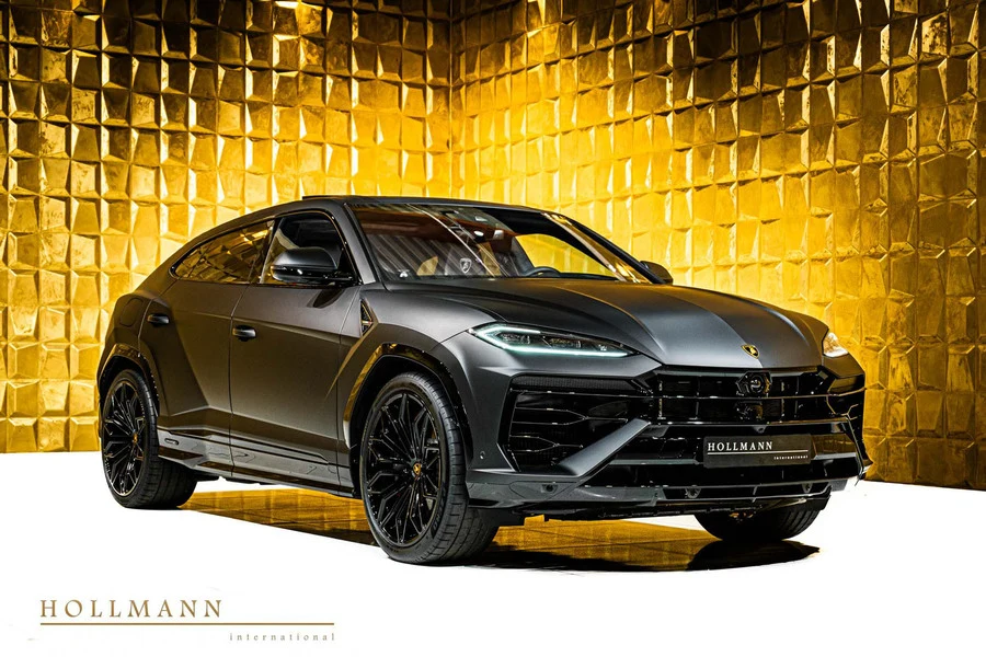 Lamborghini Urus SE, front three-quarter view.