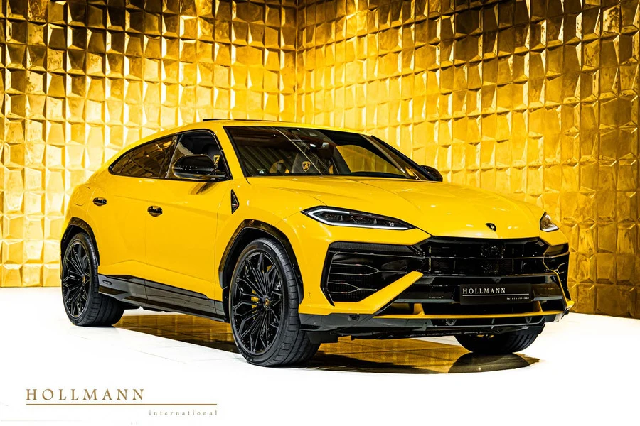 Lamborghini Urus SE, front three-quarter view.