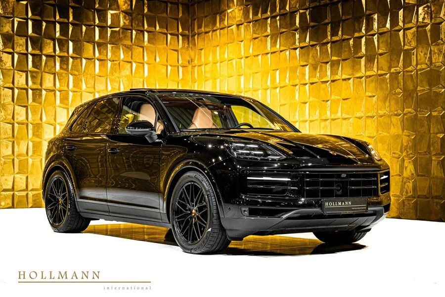 Porsche Cayenne E-Hybrid, front three-quarter view.