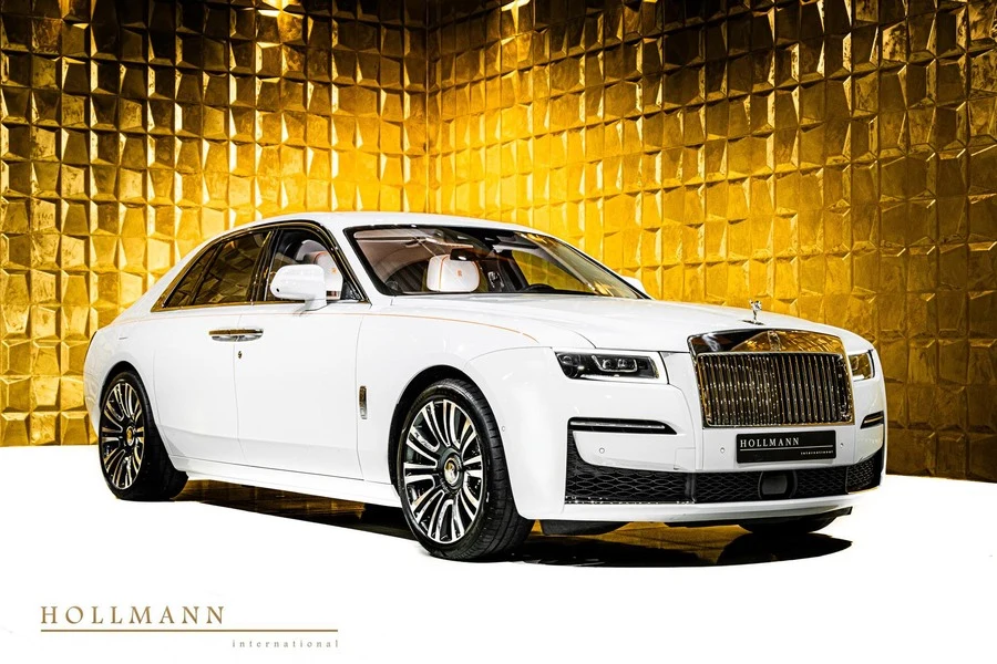 Rolls-Royce Ghost, front three-quarter view.