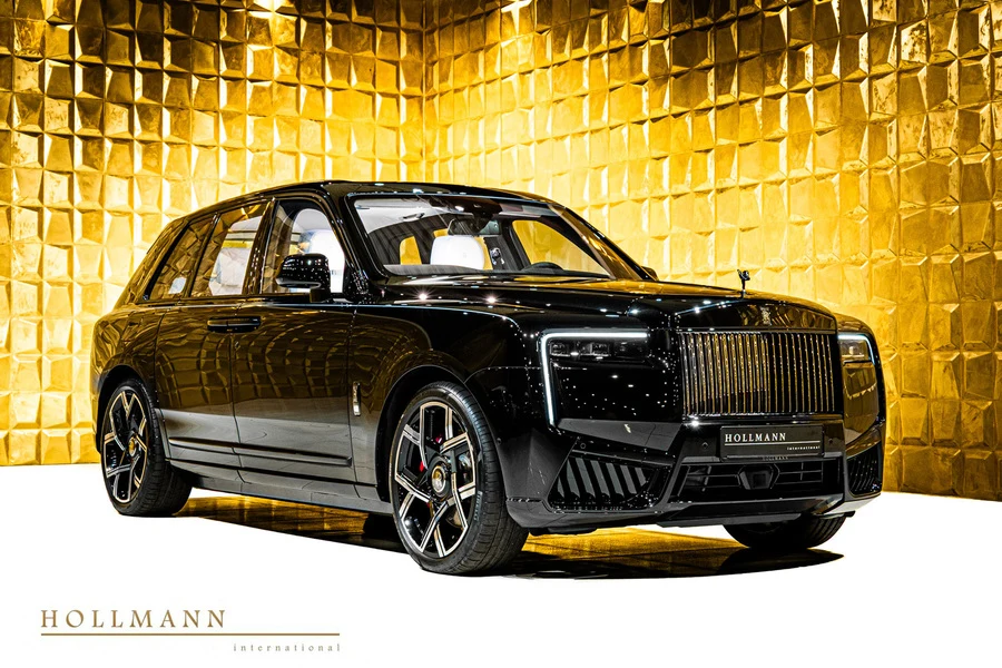Rolls-Royce Cullinan Series II Black Badge, front three-quarter view.