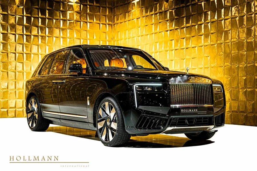 Rolls-Royce Cullinan Series II, front three-quarter view.