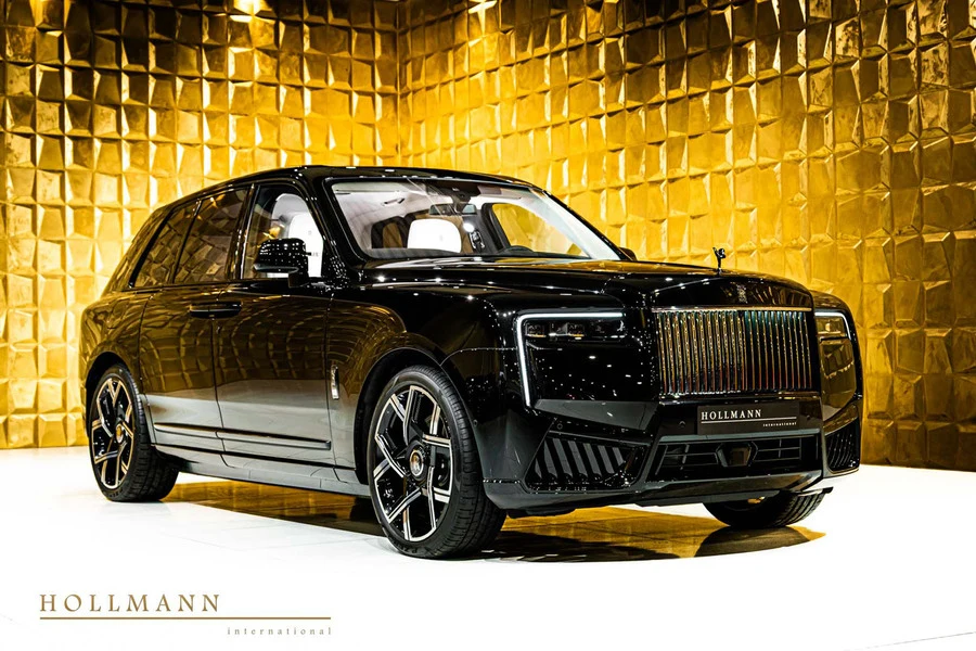 Rolls-Royce Cullinan Series II Black Badge, front three-quarter view.