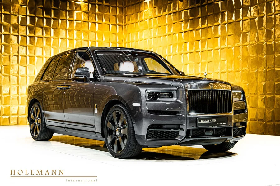 Rolls-Royce Cullinan, front three-quarter view.