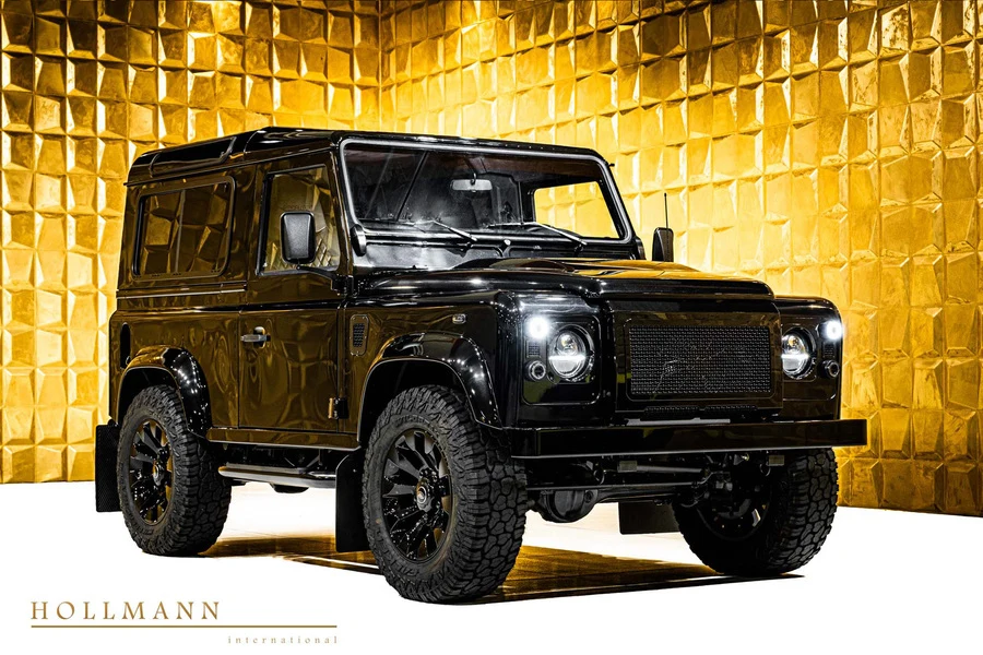 Land Rover Defender 90 TD4, front three-quarter view.
