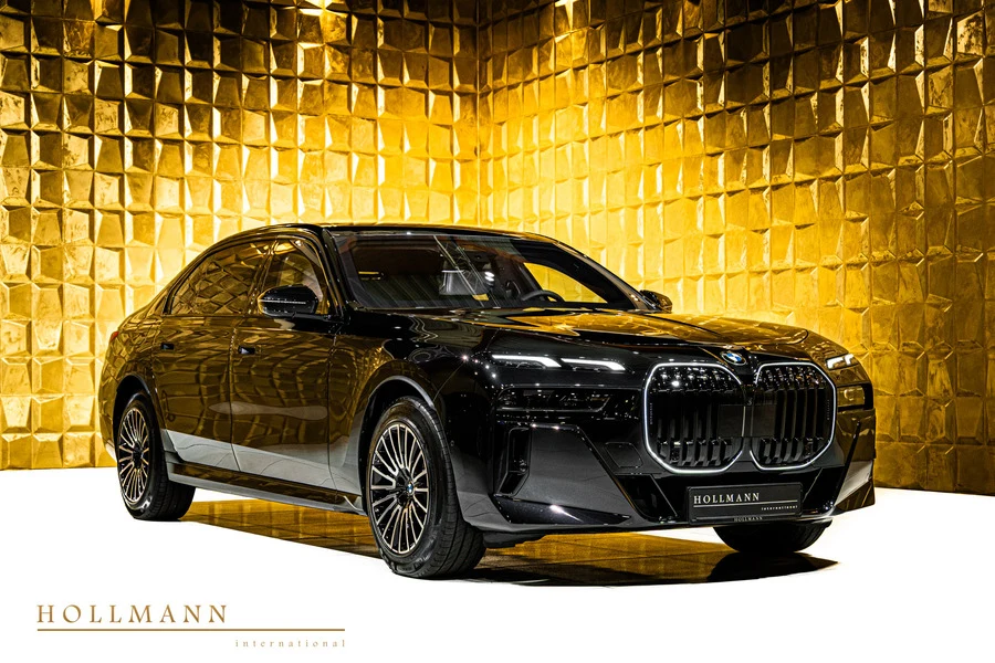 BMW 760i xDrive Protection VR9, front three-quarter view.