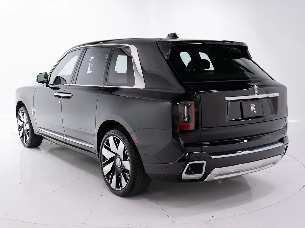 2027 Rolls-Royce Cullinan, rear three-quarter view, Black Diamond