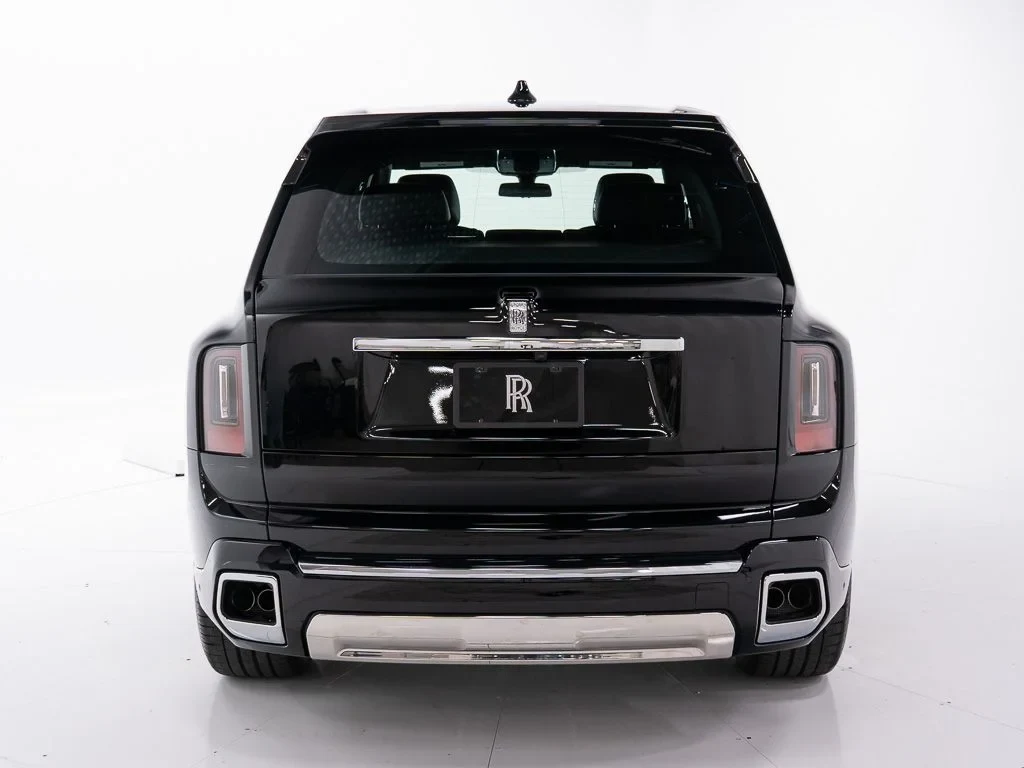 2027 Rolls-Royce Cullinan, rear three-quarter view, Black Diamond