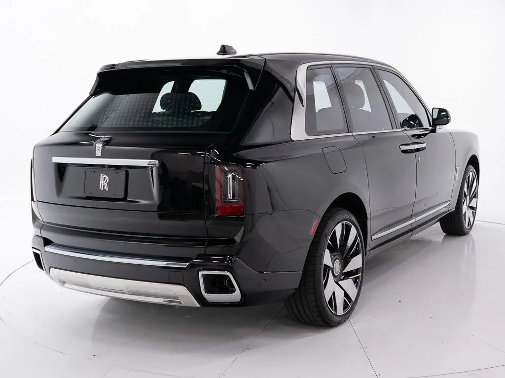 2027 Rolls-Royce Cullinan, rear three-quarter view, Black Diamond