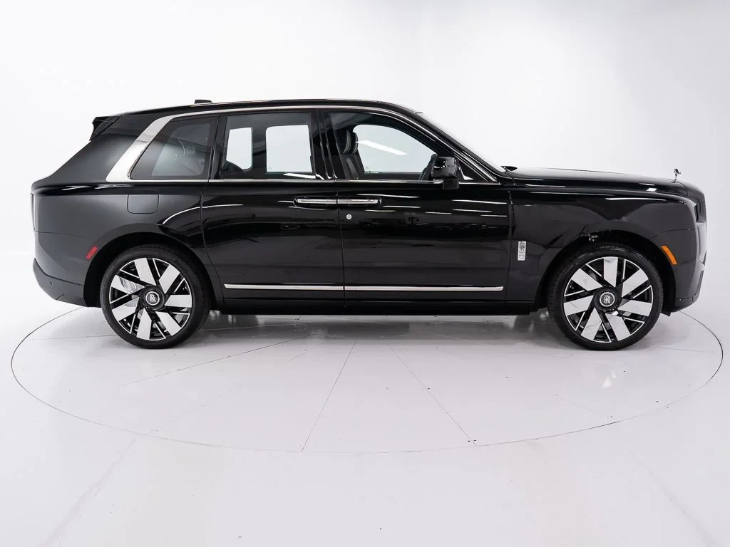 2027 Rolls-Royce Cullinan, side profile, Black Diamond