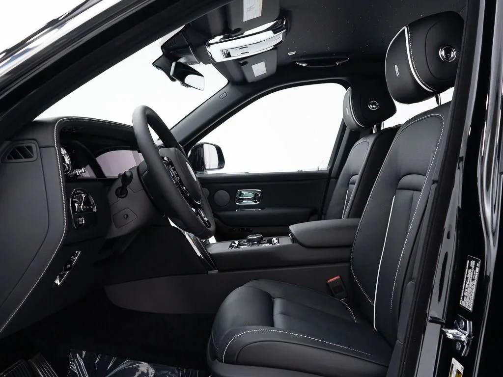 2027 Rolls-Royce Cullinan interior, Black w/Stitching in Arctic White