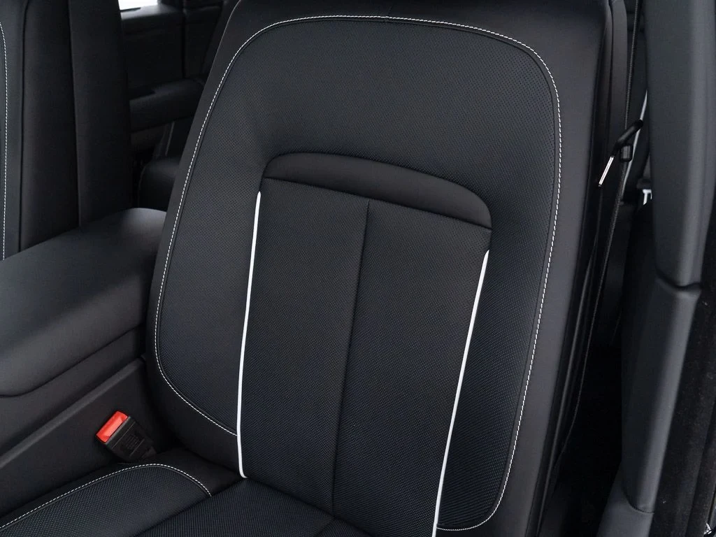 2027 Rolls-Royce Cullinan interior, seats, Black w/Stitching in Arctic White