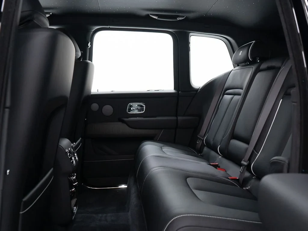 2027 Rolls-Royce Cullinan interior, seats, Black w/Stitching in Arctic White