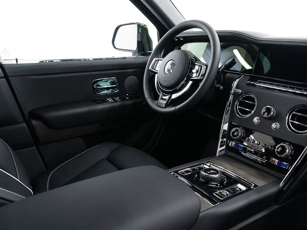 2027 Rolls-Royce Cullinan interior, Black w/Stitching in Arctic White