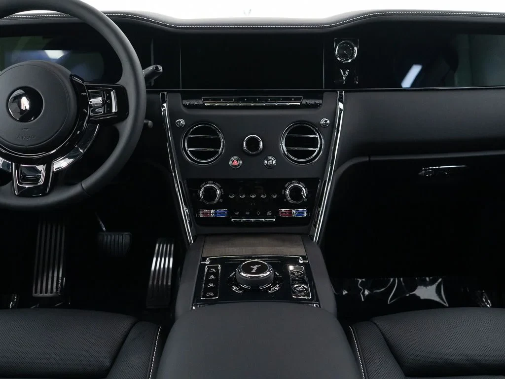 2027 Rolls-Royce Cullinan interior, Black w/Stitching in Arctic White