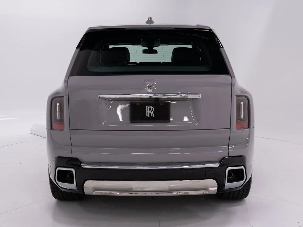2027 Rolls-Royce Cullinan, rear three-quarter view, Tempest Grey