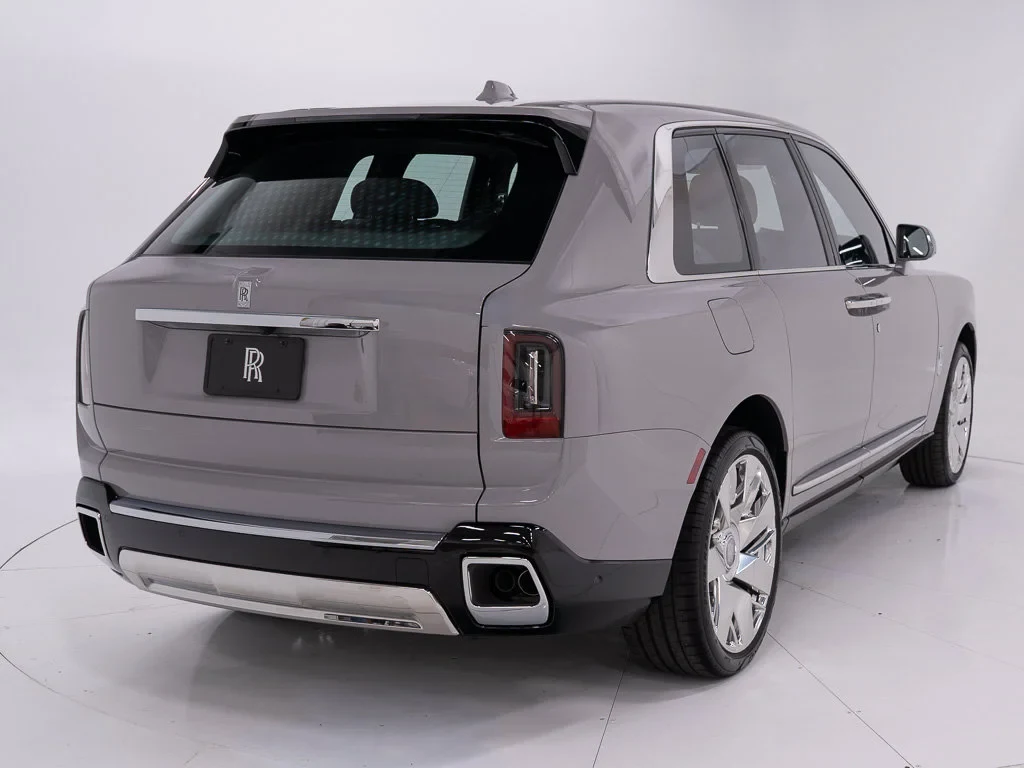 2027 Rolls-Royce Cullinan, rear three-quarter view, Tempest Grey