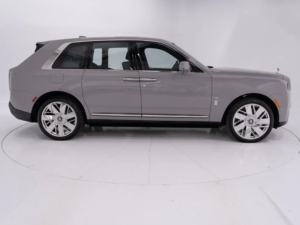 2027 Rolls-Royce Cullinan, side profile, Tempest Grey