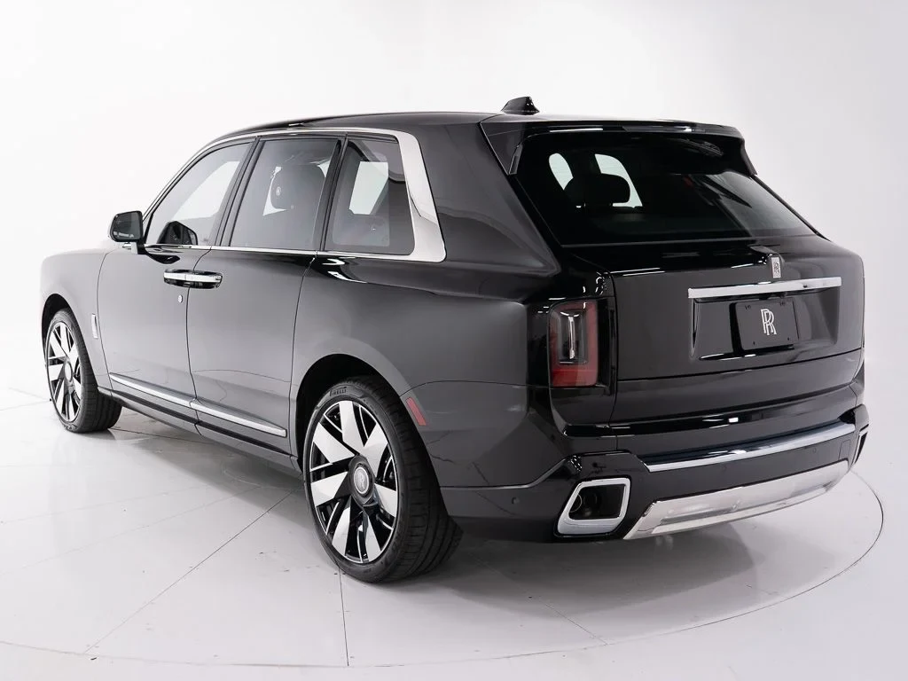 2027 Rolls-Royce Cullinan, rear three-quarter view, Black Diamond