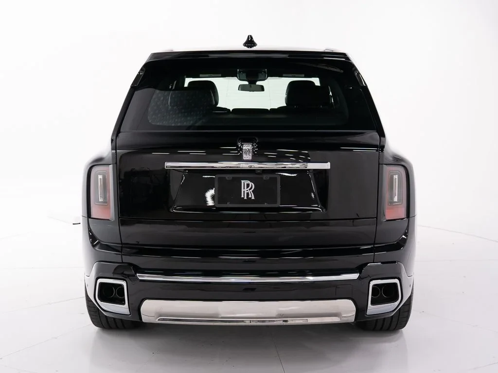 2027 Rolls-Royce Cullinan, rear three-quarter view, Black Diamond