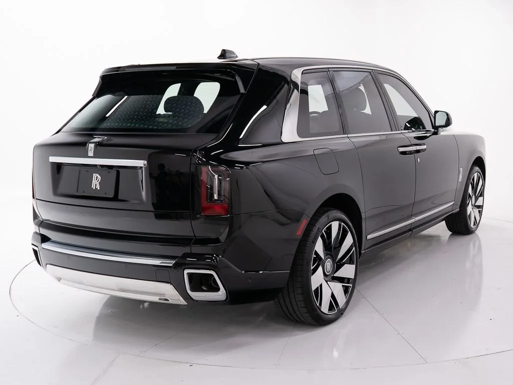 2027 Rolls-Royce Cullinan, rear three-quarter view, Black Diamond