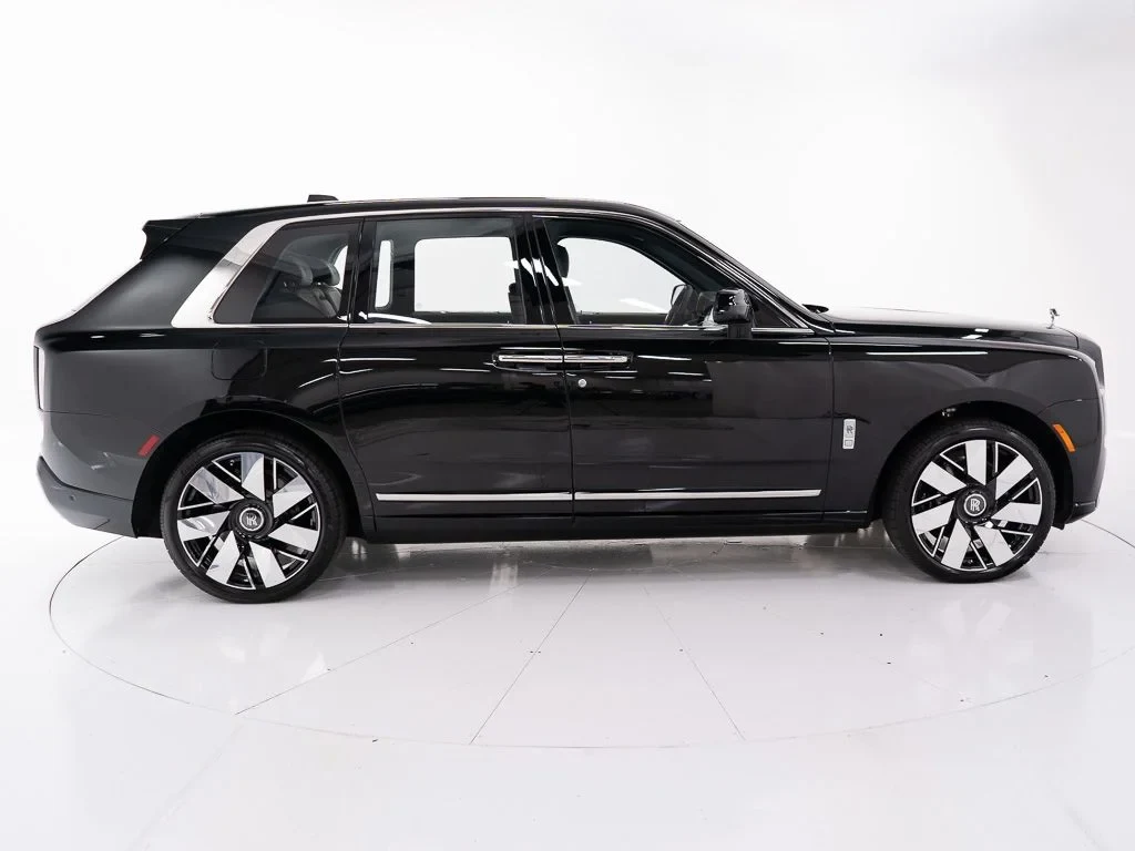 2027 Rolls-Royce Cullinan, side profile, Black Diamond
