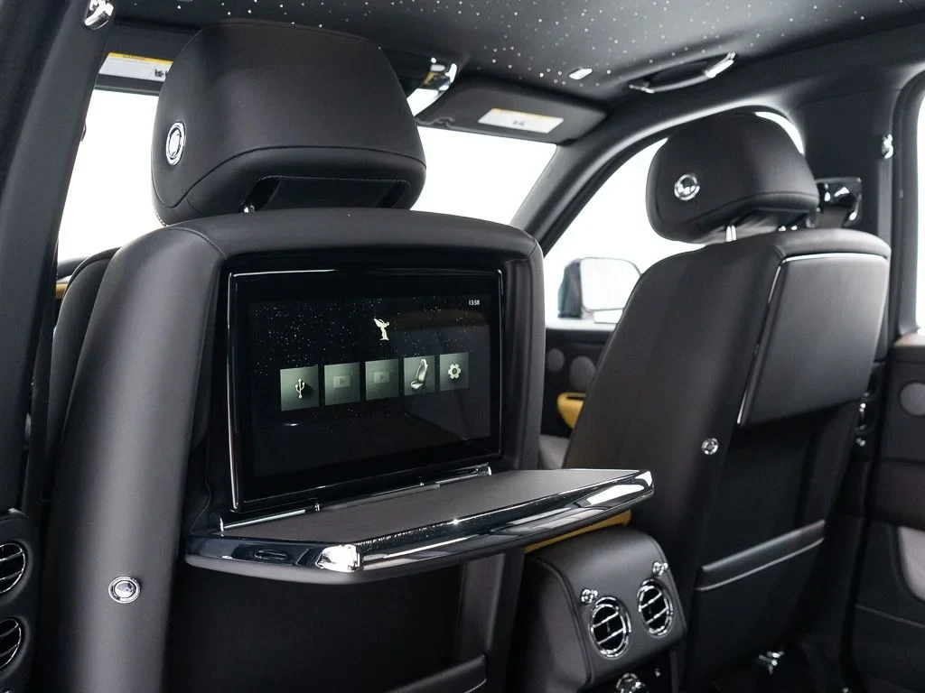 2027 Rolls-Royce Cullinan interior, Black / Cashmere Grey / Chartreuse