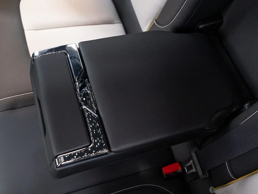 2027 Rolls-Royce Cullinan interior, Black / Cashmere Grey / Chartreuse