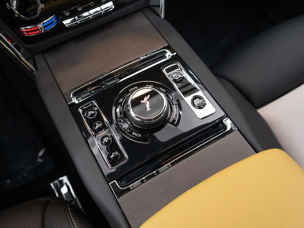 2027 Rolls-Royce Cullinan interior, center console, Black / Cashmere Grey / Chartreuse