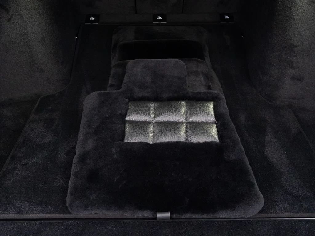 2027 Rolls-Royce Cullinan interior, Black / Cashmere Grey / Chartreuse