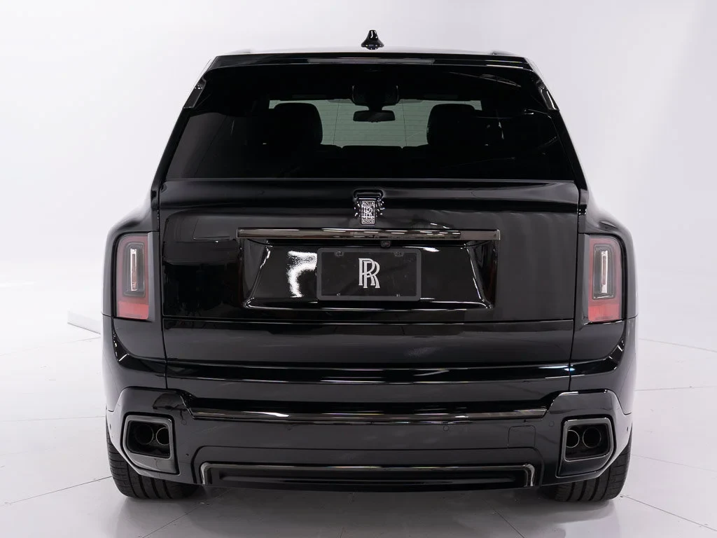 2027 Rolls-Royce Cullinan Black Badge, rear three-quarter view, Black Diamond