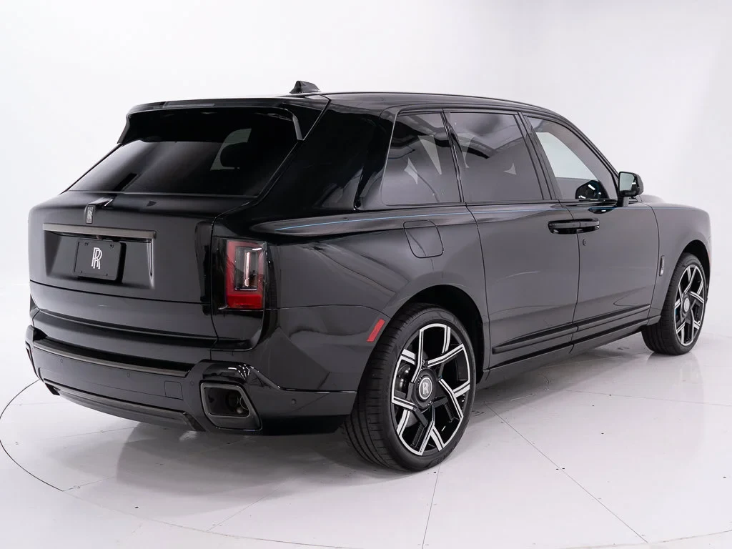 2027 Rolls-Royce Cullinan Black Badge, rear three-quarter view, Black Diamond