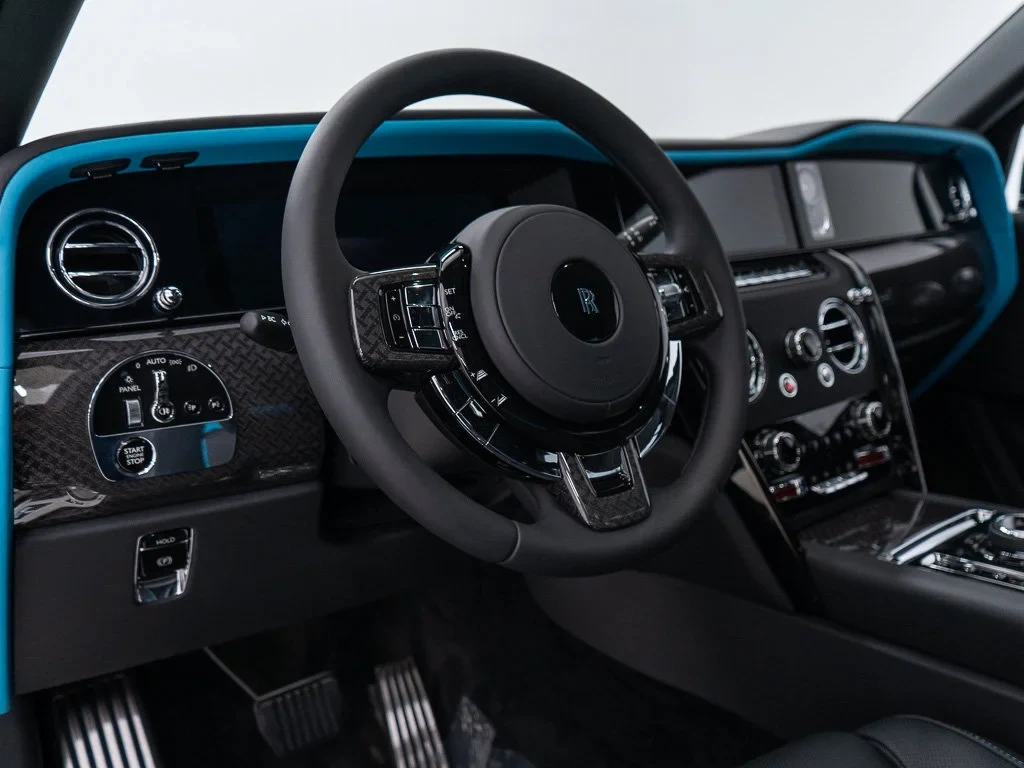 2027 Rolls-Royce Cullinan Black Badge interior, dashboard, Black / Turchese