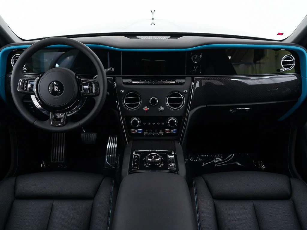 2027 Rolls-Royce Cullinan Black Badge interior, dashboard, Black / Turchese