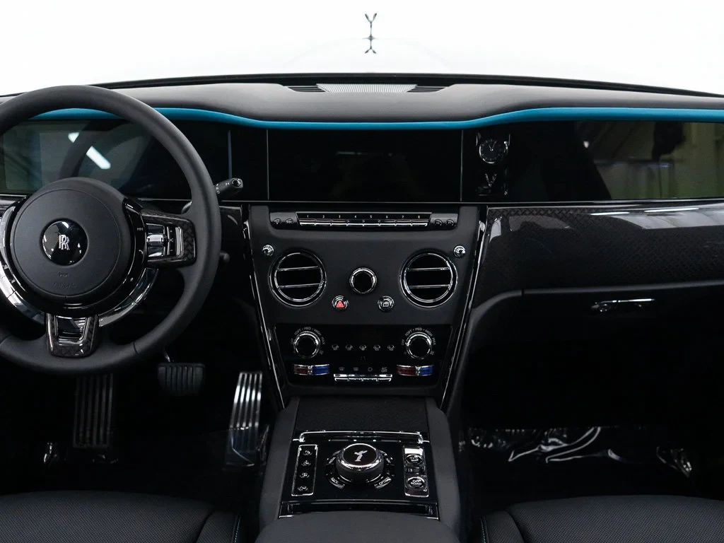 2027 Rolls-Royce Cullinan Black Badge interior, dashboard, Black / Turchese