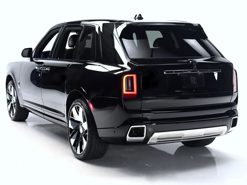 2027 Rolls-Royce Cullinan, rear three-quarter view, Black Diamond