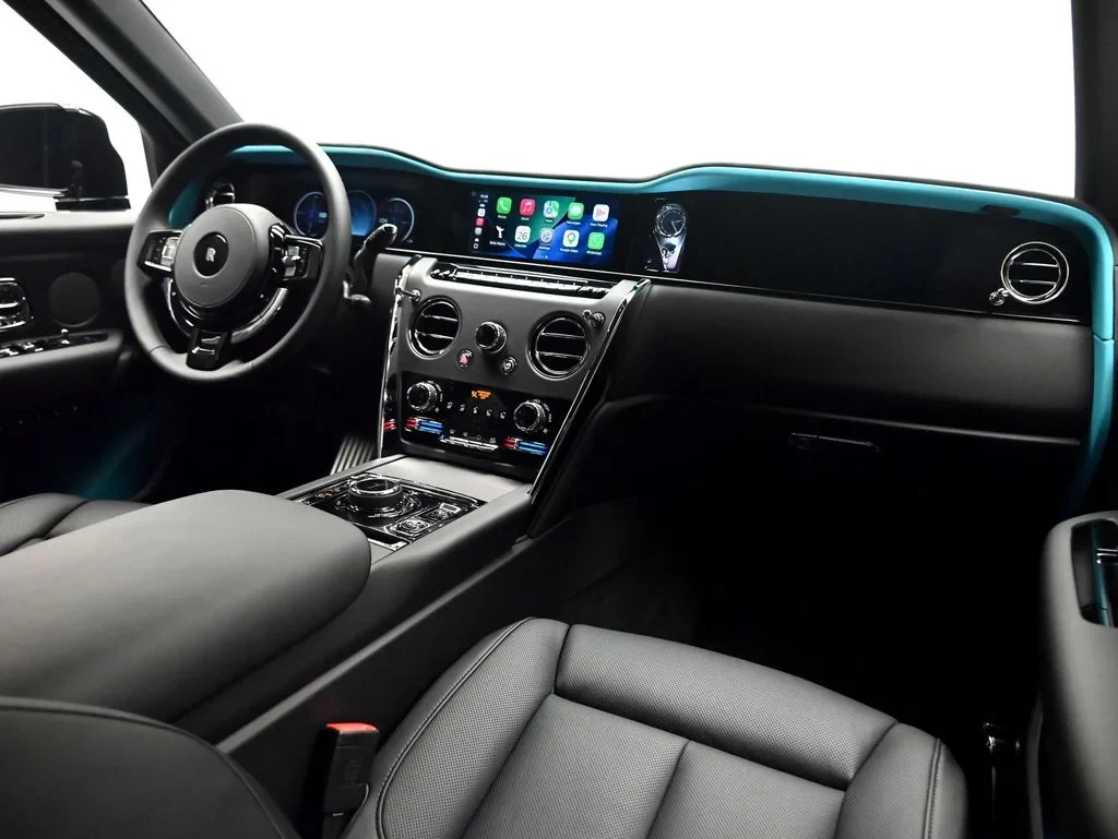 2027 Rolls-Royce Cullinan interior, Black and Turchese