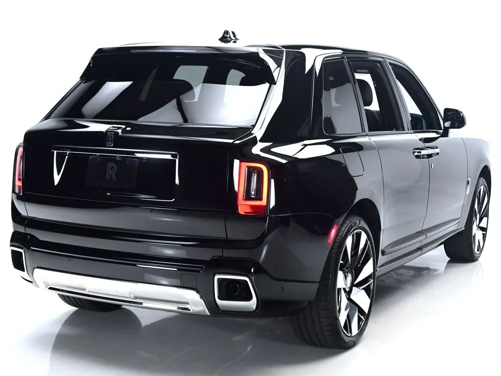 2027 Rolls-Royce Cullinan, rear three-quarter view, Black Diamond