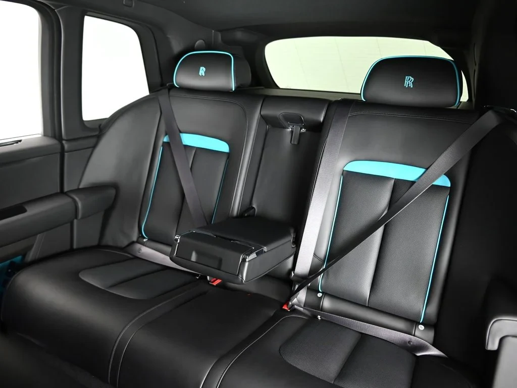 2027 Rolls-Royce Cullinan interior, seats, Black and Turchese