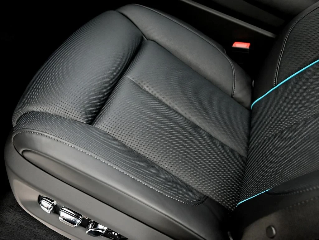 2027 Rolls-Royce Cullinan interior, seats, Black and Turchese