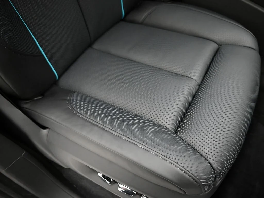 2027 Rolls-Royce Cullinan interior, seats, Black and Turchese