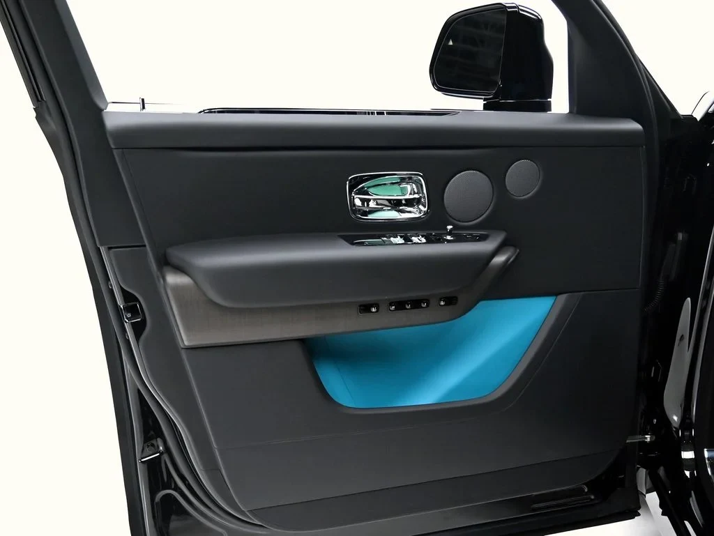 2027 Rolls-Royce Cullinan interior, door panel, Black and Turchese