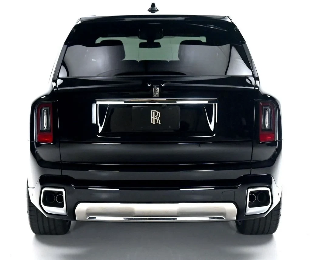 2027 Rolls-Royce Cullinan, rear three-quarter view, Black Diamond
