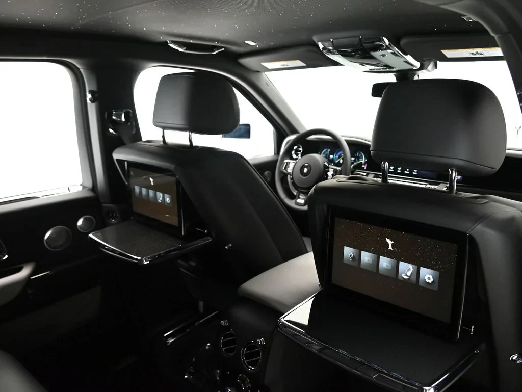 2027 Rolls-Royce Cullinan Black Badge interior, Black and Cashmere Grey