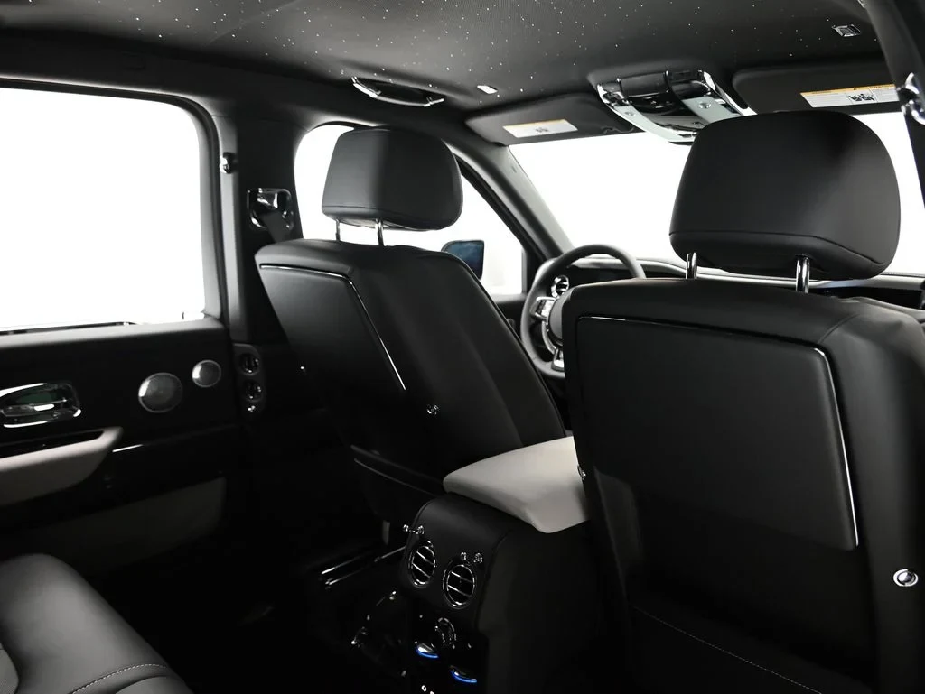 2027 Rolls-Royce Cullinan Black Badge interior, seats, Black and Cashmere Grey