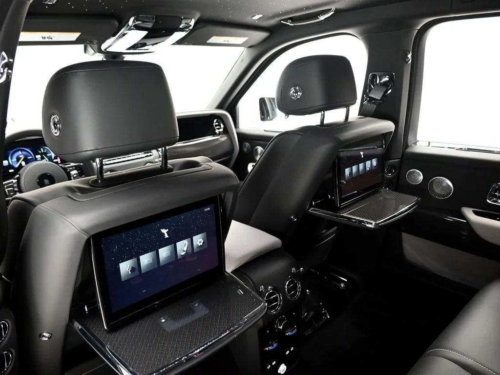 2027 Rolls-Royce Cullinan Black Badge interior, seats, Black and Cashmere Grey
