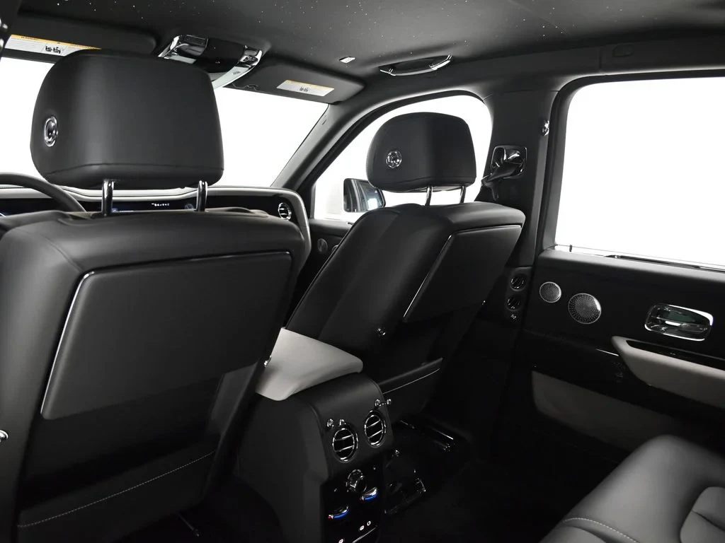 2027 Rolls-Royce Cullinan Black Badge interior, seats, Black and Cashmere Grey