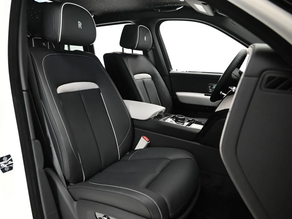 2027 Rolls-Royce Cullinan Black Badge interior, seats, Black and Cashmere Grey